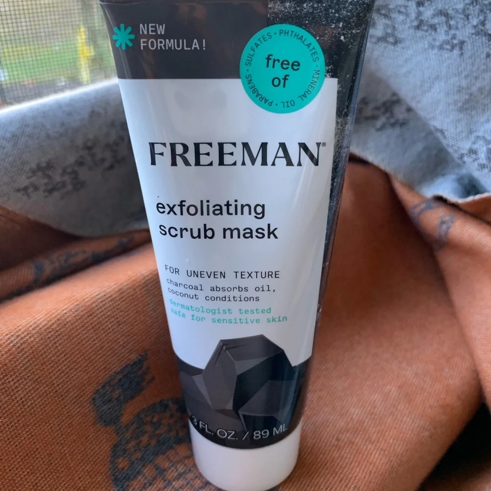 Black Exfoliating Scrub Mask